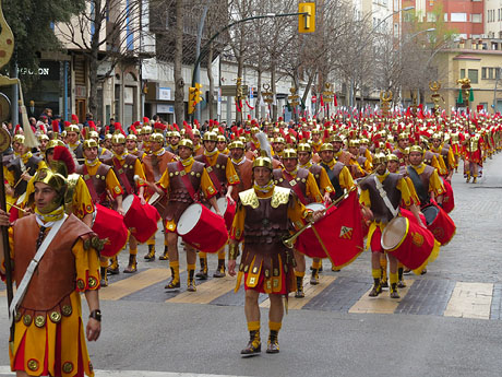 75è aniversari Associació de Jesús Crucificat - Manaies de Girona. Vexillatio Gerundensis. Desfilada de 781 manaies pels carrers de Girona