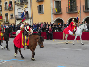 75&egrave; aniversari Associaci&oacute; de Jes&uacute;s Crucificat - Manaies de Girona. Vexillatio Gerundensis. Desfilada de 781 manaies pels carrers de Girona