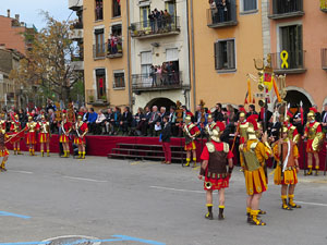 75&egrave; aniversari Associaci&oacute; de Jes&uacute;s Crucificat - Manaies de Girona. Vexillatio Gerundensis. Desfilada de 781 manaies pels carrers de Girona