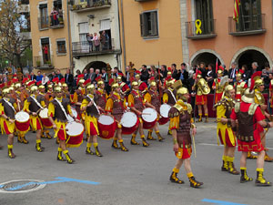 75&egrave; aniversari Associaci&oacute; de Jes&uacute;s Crucificat - Manaies de Girona. Vexillatio Gerundensis. Desfilada de 781 manaies pels carrers de Girona