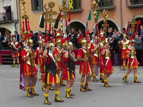 75è aniversari Associació de Jesús Crucificat - Manaies de Girona. Vexillatio Gerundensis. Desfilada de 781 manaies pels carrers de Girona