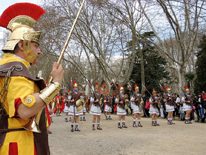 75è aniversari Associació de Jesús Crucificat - Manaies de Girona. Vexillatio Gerundensis. Desfilada de 781 manaies pels carrers de Girona