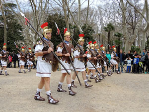 75è aniversari Associació de Jesús Crucificat - Manaies de Girona. Vexillatio Gerundensis. Desfilada de 781 manaies pels carrers de Girona