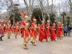 75è aniversari Associació de Jesús Crucificat - Manaies de Girona. Vexillatio Gerundensis. Desfilada de 781 manaies pels carrers de Girona
