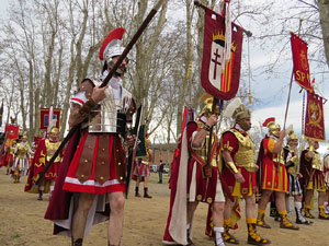 75è aniversari Associació de Jesús Crucificat - Manaies de Girona. Vexillatio Gerundensis. Desfilada de 781 manaies pels carrers de Girona