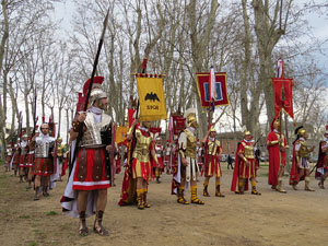 75è aniversari Associació de Jesús Crucificat - Manaies de Girona. Vexillatio Gerundensis. Desfilada de 781 manaies pels carrers de Girona