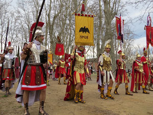 75è aniversari Associació de Jesús Crucificat - Manaies de Girona. Vexillatio Gerundensis. Desfilada de 781 manaies pels carrers de Girona