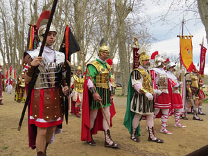 75è aniversari Associació de Jesús Crucificat - Manaies de Girona. Vexillatio Gerundensis. Desfilada de 781 manaies pels carrers de Girona