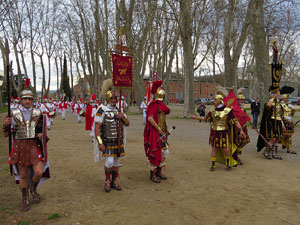 75è aniversari Associació de Jesús Crucificat - Manaies de Girona. Vexillatio Gerundensis. Desfilada de 781 manaies pels carrers de Girona