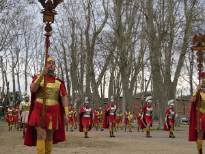 75è aniversari Associació de Jesús Crucificat - Manaies de Girona. Vexillatio Gerundensis. Desfilada de 781 manaies pels carrers de Girona