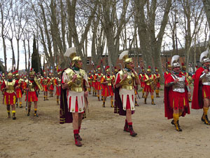 75è aniversari Associació de Jesús Crucificat - Manaies de Girona. Vexillatio Gerundensis. Desfilada de 781 manaies pels carrers de Girona