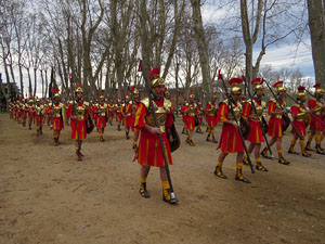75è aniversari Associació de Jesús Crucificat - Manaies de Girona. Vexillatio Gerundensis. Desfilada de 781 manaies pels carrers de Girona