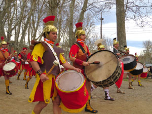75è aniversari Associació de Jesús Crucificat - Manaies de Girona. Vexillatio Gerundensis. Desfilada de 781 manaies pels carrers de Girona