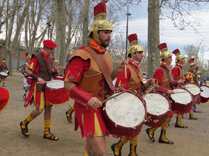 75è aniversari Associació de Jesús Crucificat - Manaies de Girona. Vexillatio Gerundensis. Desfilada de 781 manaies pels carrers de Girona