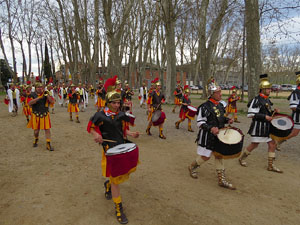 75è aniversari Associació de Jesús Crucificat - Manaies de Girona. Vexillatio Gerundensis. Desfilada de 781 manaies pels carrers de Girona
