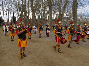 75è aniversari Associació de Jesús Crucificat - Manaies de Girona. Vexillatio Gerundensis. Desfilada de 781 manaies pels carrers de Girona