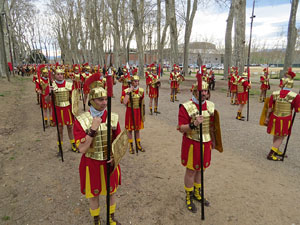 75è aniversari Associació de Jesús Crucificat - Manaies de Girona. Vexillatio Gerundensis. Desfilada de 781 manaies pels carrers de Girona