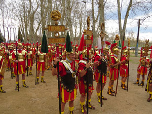 75è aniversari Associació de Jesús Crucificat - Manaies de Girona. Vexillatio Gerundensis. Desfilada de 781 manaies pels carrers de Girona