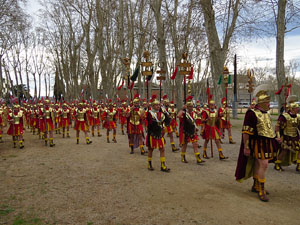 75è aniversari Associació de Jesús Crucificat - Manaies de Girona. Vexillatio Gerundensis. Desfilada de 781 manaies pels carrers de Girona