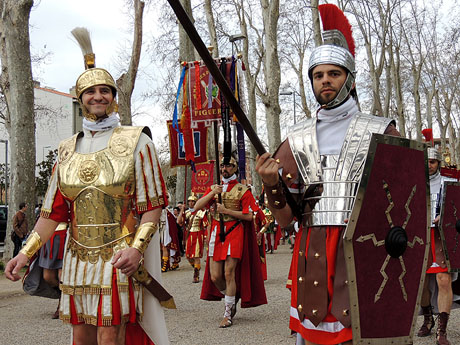 75è aniversari Associació de Jesús Crucificat - Manaies de Girona. Vexillatio Gerundensis. Desfilada de 781 manaies pels carrers de Girona
