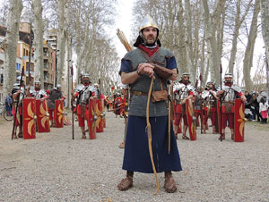 75è aniversari Associació de Jesús Crucificat - Manaies de Girona. Vexillatio Gerundensis. Desfilada de 781 manaies pels carrers de Girona