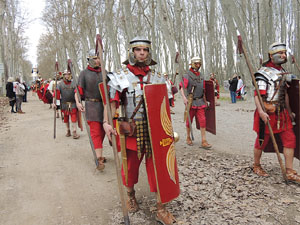 75è aniversari Associació de Jesús Crucificat - Manaies de Girona. Vexillatio Gerundensis. Desfilada de 781 manaies pels carrers de Girona
