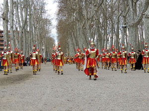 75è aniversari Associació de Jesús Crucificat - Manaies de Girona. Vexillatio Gerundensis. Desfilada de 781 manaies pels carrers de Girona