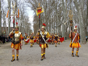 75è aniversari Associació de Jesús Crucificat - Manaies de Girona. Vexillatio Gerundensis. Desfilada de 781 manaies pels carrers de Girona