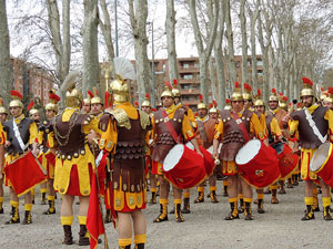 75è aniversari Associació de Jesús Crucificat - Manaies de Girona. Vexillatio Gerundensis. Desfilada de 781 manaies pels carrers de Girona