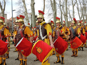 75è aniversari Associació de Jesús Crucificat - Manaies de Girona. Vexillatio Gerundensis. Desfilada de 781 manaies pels carrers de Girona