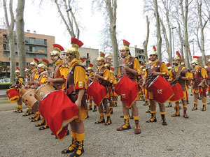 75è aniversari Associació de Jesús Crucificat - Manaies de Girona. Vexillatio Gerundensis. Desfilada de 781 manaies pels carrers de Girona