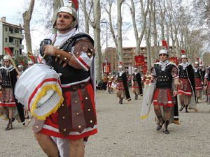 75è aniversari Associació de Jesús Crucificat - Manaies de Girona. Vexillatio Gerundensis. Desfilada de 781 manaies pels carrers de Girona