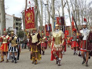 75è aniversari Associació de Jesús Crucificat - Manaies de Girona. Vexillatio Gerundensis. Desfilada de 781 manaies pels carrers de Girona