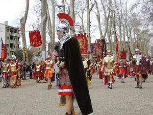 75è aniversari Associació de Jesús Crucificat - Manaies de Girona. Vexillatio Gerundensis. Desfilada de 781 manaies pels carrers de Girona