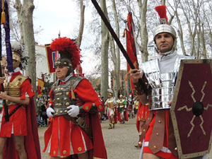 75è aniversari Associació de Jesús Crucificat - Manaies de Girona. Vexillatio Gerundensis. Desfilada de 781 manaies pels carrers de Girona