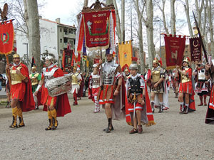75è aniversari Associació de Jesús Crucificat - Manaies de Girona. Vexillatio Gerundensis. Desfilada de 781 manaies pels carrers de Girona