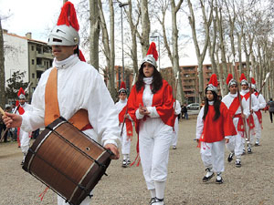 75è aniversari Associació de Jesús Crucificat - Manaies de Girona. Vexillatio Gerundensis. Desfilada de 781 manaies pels carrers de Girona