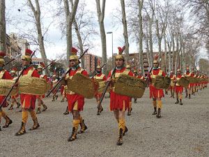 75è aniversari Associació de Jesús Crucificat - Manaies de Girona. Vexillatio Gerundensis. Desfilada de 781 manaies pels carrers de Girona