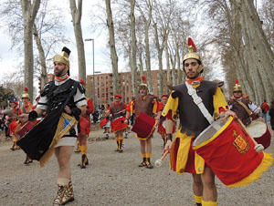 75è aniversari Associació de Jesús Crucificat - Manaies de Girona. Vexillatio Gerundensis. Desfilada de 781 manaies pels carrers de Girona
