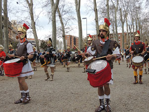 75è aniversari Associació de Jesús Crucificat - Manaies de Girona. Vexillatio Gerundensis. Desfilada de 781 manaies pels carrers de Girona