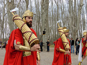 75è aniversari Associació de Jesús Crucificat - Manaies de Girona. Vexillatio Gerundensis. Desfilada de 781 manaies pels carrers de Girona