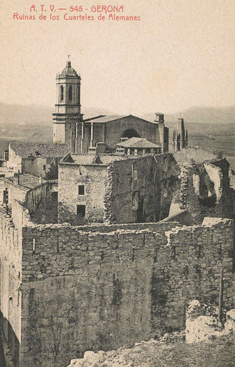Restes de les casernes d'Alemanys vistes des de la Torre Gironella. En primer terme, la Porta de la reina Joana Enríquez