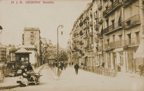 Rambla De la Llibertat. A la dreta, la farmàcia Riera