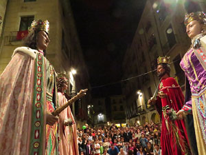 Fires de Girona 2014. Ballades de capgrossos, gegants i Àguila de la ciutat a la plaça del Vi