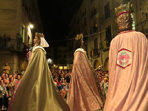 Fires de Girona 2014. Ballades de capgrossos, gegants i Àguila de la ciutat a la plaça del Vi