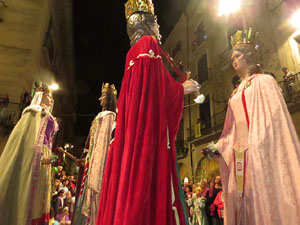 Fires de Girona 2014. Ballades de capgrossos, gegants i Àguila de la ciutat a la plaça del Vi