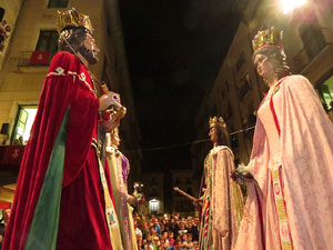 Fires de Girona 2014. Ballades de capgrossos, gegants i Àguila de la ciutat a la plaça del Vi