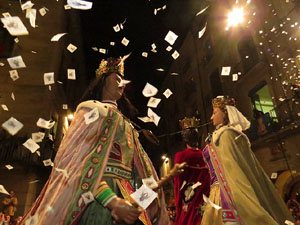 Fires de Girona 2014. Ballades de capgrossos, gegants i Àguila de la ciutat a la plaça del Vi