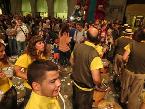 Fires de Girona 2014. Ballades de capgrossos, gegants i Àguila de la ciutat a la plaça del Vi