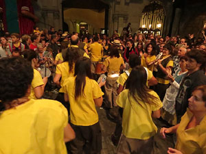 Fires de Girona 2014. Ballades de capgrossos, gegants i Àguila de la ciutat a la plaça del Vi
